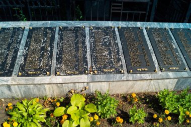 Kharkiv, Ukrayna, 8 Haziran 2025 Belediye Mezarlığı No. 2, Sovyetler Birliği 'nin geçmiş dönemlerinden en önemli olanıdır. Sergide çok sayıda organik heykel, taş yüzler ve duvar mezarları yer alıyor..