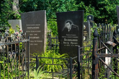 Kharkiv, Ukrayna, 8 Haziran 2025 Belediye Mezarlığı No. 2, Sovyetler Birliği 'nin geçmiş dönemlerinden en önemli olanıdır. Sergide çok sayıda organik heykel, taş yüzler ve duvar mezarları yer alıyor..