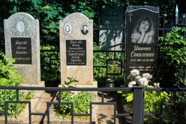 Kharkiv, Ukrayna, 8 Haziran 2025 Belediye Mezarlığı No. 2, Sovyetler Birliği 'nin geçmiş dönemlerinden en önemli olanıdır. Sergide çok sayıda organik heykel, taş yüzler ve duvar mezarları yer alıyor..