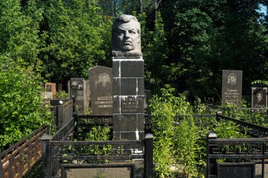 Kharkiv, Ukrayna, 8 Haziran 2025 Belediye Mezarlığı No. 2, Sovyetler Birliği 'nin geçmiş dönemlerinden en önemli olanıdır. Sergide çok sayıda organik heykel, taş yüzler ve duvar mezarları yer alıyor..