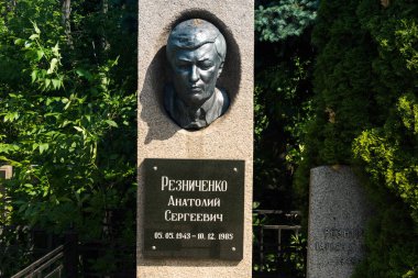 Kharkiv, Ukrayna, 8 Haziran 2025 Belediye Mezarlığı No. 2, Sovyetler Birliği 'nin geçmiş dönemlerinden en önemli olanıdır. Sergide çok sayıda organik heykel, taş yüzler ve duvar mezarları yer alıyor..