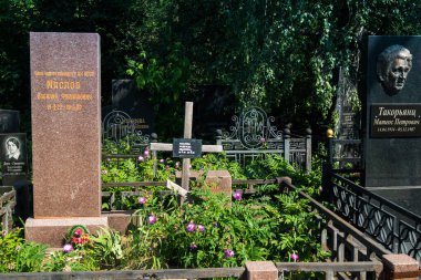 Kharkiv, Ukrayna, 8 Haziran 2025 Belediye Mezarlığı No. 2, Sovyetler Birliği 'nin geçmiş dönemlerinden en önemli olanıdır. Sergide çok sayıda organik heykel, taş yüzler ve duvar mezarları yer alıyor..