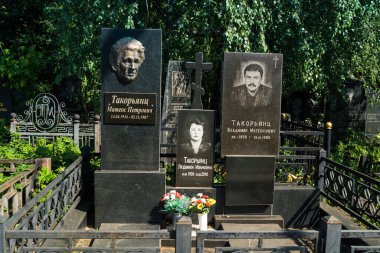 Kharkiv, Ukrayna, 8 Haziran 2025 Belediye Mezarlığı No. 2, Sovyetler Birliği 'nin geçmiş dönemlerinden en önemli olanıdır. Sergide çok sayıda organik heykel, taş yüzler ve duvar mezarları yer alıyor..