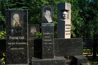 Kharkiv, Ukrayna, 8 Haziran 2025 Belediye Mezarlığı No. 2, Sovyetler Birliği 'nin geçmiş dönemlerinden en önemli olanıdır. Sergide çok sayıda organik heykel, taş yüzler ve duvar mezarları yer alıyor..