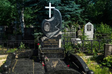 Kharkiv, Ukrayna, 8 Haziran 2025 Belediye Mezarlığı No. 2, Sovyetler Birliği 'nin geçmiş dönemlerinden en önemli olanıdır. Sergide çok sayıda organik heykel, taş yüzler ve duvar mezarları yer alıyor..