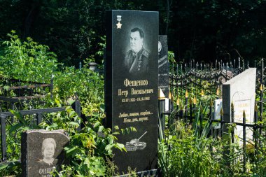 Kharkiv, Ukrayna, 8 Haziran 2025 Belediye Mezarlığı No. 2, Sovyetler Birliği 'nin geçmiş dönemlerinden en önemli olanıdır. Sergide çok sayıda organik heykel, taş yüzler ve duvar mezarları yer alıyor..