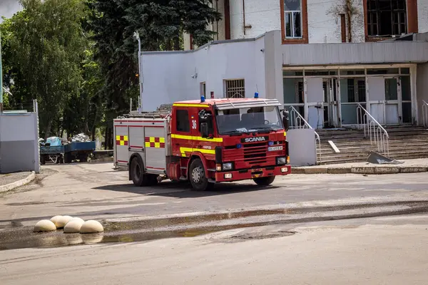 Kharkiv, Ukrayna, 8 Haziran 2025. İtfaiyeciler, Kharkiv binasına yapılan bir Rus saldırısına cevap verdiler. Hasar büyük ve yangın hala devam ediyor. İtfaiye araçları olay yerine varıyor..