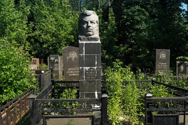 Kharkiv, Ukrayna, 8 Haziran 2025 Belediye Mezarlığı No. 2, Sovyetler Birliği 'nin geçmiş dönemlerinden en önemli olanıdır. Sergide çok sayıda organik heykel, taş yüzler ve duvar mezarları yer alıyor..