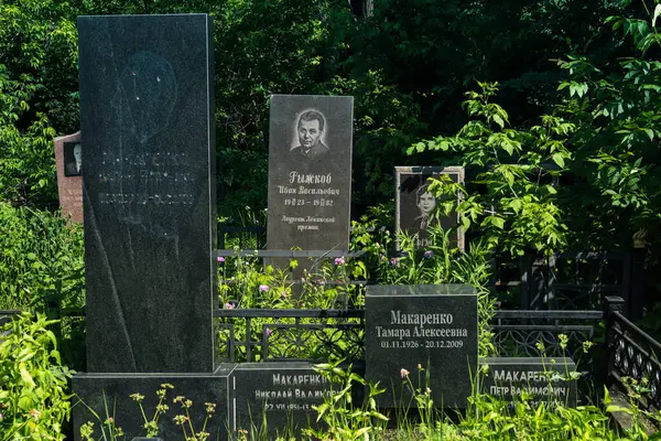 Kharkiv, Ukrayna, 8 Haziran 2025 Belediye Mezarlığı No. 2, Sovyetler Birliği 'nin geçmiş dönemlerinden en önemli olanıdır. Sergide çok sayıda organik heykel, taş yüzler ve duvar mezarları yer alıyor..