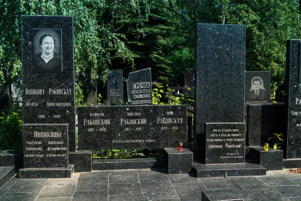 Kharkiv, Ukrayna, 8 Haziran 2025 Belediye Mezarlığı No. 2, Sovyetler Birliği 'nin geçmiş dönemlerinden en önemli olanıdır. Sergide çok sayıda organik heykel, taş yüzler ve duvar mezarları yer alıyor..