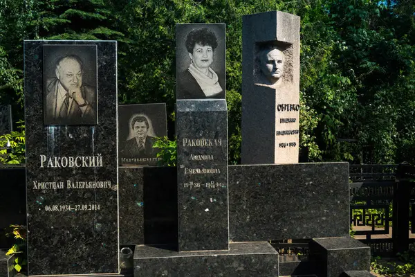 Kharkiv, Ukrayna, 8 Haziran 2025 Belediye Mezarlığı No. 2, Sovyetler Birliği 'nin geçmiş dönemlerinden en önemli olanıdır. Sergide çok sayıda organik heykel, taş yüzler ve duvar mezarları yer alıyor..