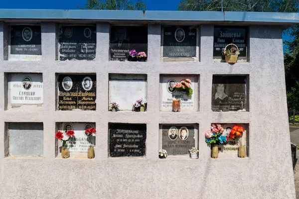 Kharkiv, Ukrayna, 8 Haziran 2025 Belediye Mezarlığı No. 2, Sovyetler Birliği 'nin geçmiş dönemlerinden en önemli olanıdır. Sergide çok sayıda organik heykel, taş yüzler ve duvar mezarları yer alıyor..