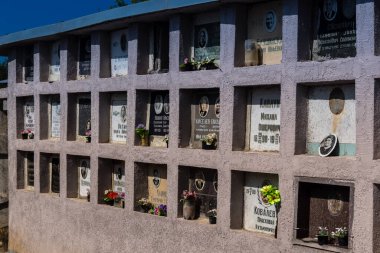 Kharkiv, Ukrayna, 8 Haziran 2025 Belediye Mezarlığı No. 2, Sovyetler Birliği 'nin geçmiş dönemlerinden en önemli olanıdır. Sergide çok sayıda organik heykel, taş yüzler ve duvar mezarları yer alıyor..