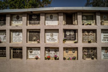 Kharkiv, Ukrayna, 8 Haziran 2025 Belediye Mezarlığı No. 2, Sovyetler Birliği 'nin geçmiş dönemlerinden en önemli olanıdır. Sergide çok sayıda organik heykel, taş yüzler ve duvar mezarları yer alıyor..