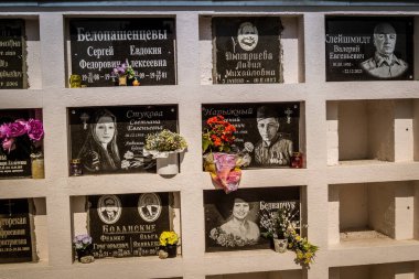 Kharkiv, Ukrayna, 8 Haziran 2025 Belediye Mezarlığı No. 2, Sovyetler Birliği 'nin geçmiş dönemlerinden en önemli olanıdır. Sergide çok sayıda organik heykel, taş yüzler ve duvar mezarları yer alıyor..