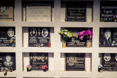 Kharkiv, Ukrayna, 8 Haziran 2025 Belediye Mezarlığı No. 2, Sovyetler Birliği 'nin geçmiş dönemlerinden en önemli olanıdır. Sergide çok sayıda organik heykel, taş yüzler ve duvar mezarları yer alıyor..