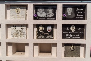 Kharkiv, Ukrayna, 8 Haziran 2025 Belediye Mezarlığı No. 2, Sovyetler Birliği 'nin geçmiş dönemlerinden en önemli olanıdır. Sergide çok sayıda organik heykel, taş yüzler ve duvar mezarları yer alıyor..