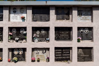 Kharkiv, Ukrayna, 8 Haziran 2025 Belediye Mezarlığı No. 2, Sovyetler Birliği 'nin geçmiş dönemlerinden en önemli olanıdır. Sergide çok sayıda organik heykel, taş yüzler ve duvar mezarları yer alıyor..