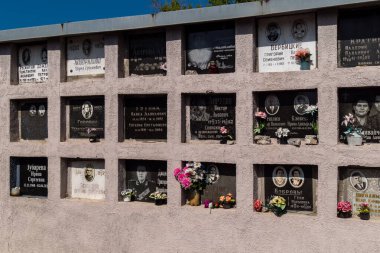 Kharkiv, Ukrayna, 8 Haziran 2025 Belediye Mezarlığı No. 2, Sovyetler Birliği 'nin geçmiş dönemlerinden en önemli olanıdır. Sergide çok sayıda organik heykel, taş yüzler ve duvar mezarları yer alıyor..