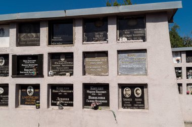 Kharkiv, Ukrayna, 8 Haziran 2025 Belediye Mezarlığı No. 2, Sovyetler Birliği 'nin geçmiş dönemlerinden en önemli olanıdır. Sergide çok sayıda organik heykel, taş yüzler ve duvar mezarları yer alıyor..