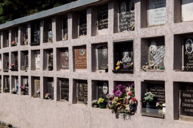 Kharkiv, Ukrayna, 8 Haziran 2025 Belediye Mezarlığı No. 2, Sovyetler Birliği 'nin geçmiş dönemlerinden en önemli olanıdır. Sergide çok sayıda organik heykel, taş yüzler ve duvar mezarları yer alıyor..