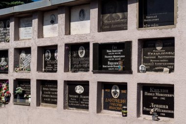 Kharkiv, Ukrayna, 8 Haziran 2025 Belediye Mezarlığı No. 2, Sovyetler Birliği 'nin geçmiş dönemlerinden en önemli olanıdır. Sergide çok sayıda organik heykel, taş yüzler ve duvar mezarları yer alıyor..