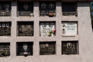 Kharkiv, Ukrayna, 8 Haziran 2025 Belediye Mezarlığı No. 2, Sovyetler Birliği 'nin geçmiş dönemlerinden en önemli olanıdır. Sergide çok sayıda organik heykel, taş yüzler ve duvar mezarları yer alıyor..