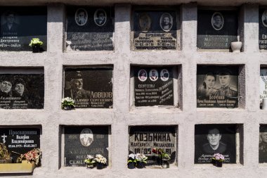 Kharkiv, Ukrayna, 8 Haziran 2025 Belediye Mezarlığı No. 2, Sovyetler Birliği 'nin geçmiş dönemlerinden en önemli olanıdır. Sergide çok sayıda organik heykel, taş yüzler ve duvar mezarları yer alıyor..