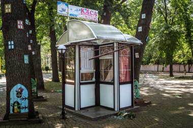 Kharkiv, Ukrayna, 8 Haziran 2025 Rus bombardımanı sonucu çocuk demiryolunun haddelenmiş stokları ve binaları zarar gördü. Bölgeye iki süzülme bombası isabet etti ve genç bir kadın öldü..