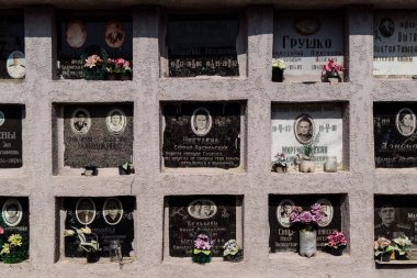 Kharkiv, Ukrayna, 8 Haziran 2025 Belediye Mezarlığı No. 2, Sovyetler Birliği 'nin geçmiş dönemlerinden en önemli olanıdır. Sergide çok sayıda organik heykel, taş yüzler ve duvar mezarları yer alıyor..