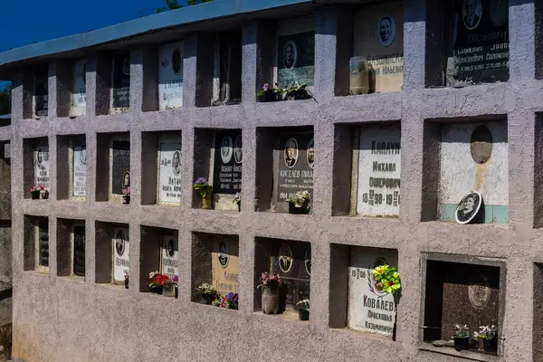 Kharkiv, Ukrayna, 8 Haziran 2025 Belediye Mezarlığı No. 2, Sovyetler Birliği 'nin geçmiş dönemlerinden en önemli olanıdır. Sergide çok sayıda organik heykel, taş yüzler ve duvar mezarları yer alıyor..