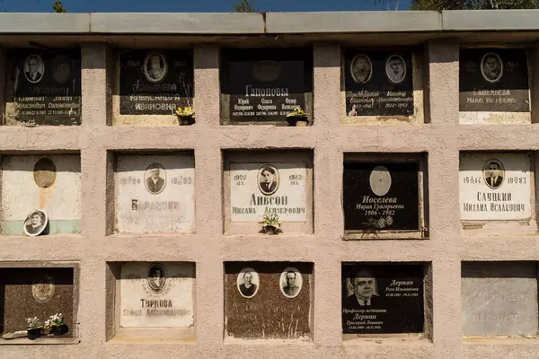 Kharkiv, Ukrayna, 8 Haziran 2025 Belediye Mezarlığı No. 2, Sovyetler Birliği 'nin geçmiş dönemlerinden en önemli olanıdır. Sergide çok sayıda organik heykel, taş yüzler ve duvar mezarları yer alıyor..