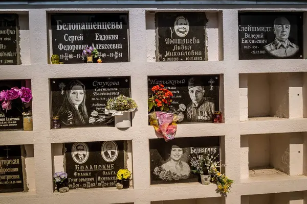 Kharkiv, Ukrayna, 8 Haziran 2025 Belediye Mezarlığı No. 2, Sovyetler Birliği 'nin geçmiş dönemlerinden en önemli olanıdır. Sergide çok sayıda organik heykel, taş yüzler ve duvar mezarları yer alıyor..