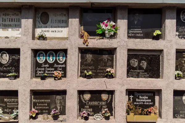 Kharkiv, Ukrayna, 8 Haziran 2025 Belediye Mezarlığı No. 2, Sovyetler Birliği 'nin geçmiş dönemlerinden en önemli olanıdır. Sergide çok sayıda organik heykel, taş yüzler ve duvar mezarları yer alıyor..