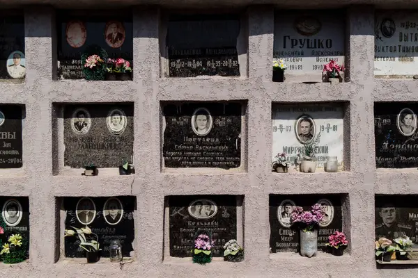 Kharkiv, Ukrayna, 8 Haziran 2025 Belediye Mezarlığı No. 2, Sovyetler Birliği 'nin geçmiş dönemlerinden en önemli olanıdır. Sergide çok sayıda organik heykel, taş yüzler ve duvar mezarları yer alıyor..