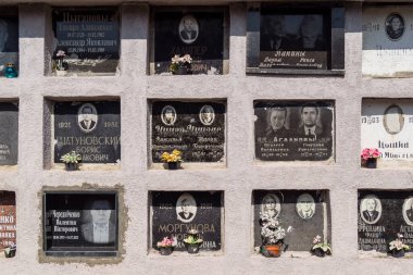 Kharkiv, Ukrayna, 8 Haziran 2025 Belediye Mezarlığı No. 2, Sovyetler Birliği 'nin geçmiş dönemlerinden en önemli olanıdır. Sergide çok sayıda organik heykel, taş yüzler ve duvar mezarları yer alıyor..