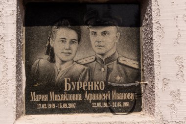 Kharkiv, Ukrayna, 8 Haziran 2025 Belediye Mezarlığı No. 2, Sovyetler Birliği 'nin geçmiş dönemlerinden en önemli olanıdır. Sergide çok sayıda organik heykel, taş yüzler ve duvar mezarları yer alıyor..