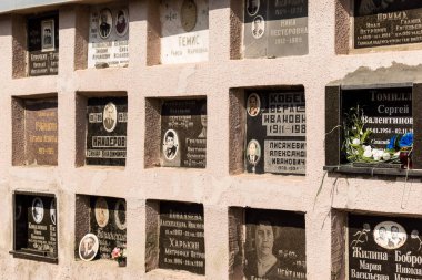 Kharkiv, Ukrayna, 8 Haziran 2025 Belediye Mezarlığı No. 2, Sovyetler Birliği 'nin geçmiş dönemlerinden en önemli olanıdır. Sergide çok sayıda organik heykel, taş yüzler ve duvar mezarları yer alıyor..