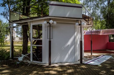 Kharkiv, Ukrayna, 8 Haziran 2025 Rus bombardımanı sonucu çocuk demiryolunun haddelenmiş stokları ve binaları zarar gördü. Bölgeye iki süzülme bombası isabet etti ve genç bir kadın öldü..