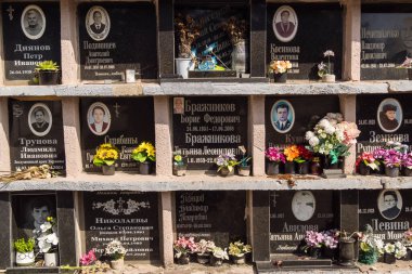 Kharkiv, Ukrayna, 8 Haziran 2025 Belediye Mezarlığı No. 2, Sovyetler Birliği 'nin geçmiş dönemlerinden en önemli olanıdır. Sergide çok sayıda organik heykel, taş yüzler ve duvar mezarları yer alıyor..