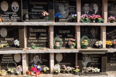 Kharkiv, Ukrayna, 8 Haziran 2025 Belediye Mezarlığı No. 2, Sovyetler Birliği 'nin geçmiş dönemlerinden en önemli olanıdır. Sergide çok sayıda organik heykel, taş yüzler ve duvar mezarları yer alıyor..