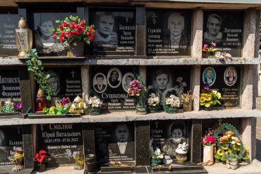 Kharkiv, Ukrayna, 8 Haziran 2025 Belediye Mezarlığı No. 2, Sovyetler Birliği 'nin geçmiş dönemlerinden en önemli olanıdır. Sergide çok sayıda organik heykel, taş yüzler ve duvar mezarları yer alıyor..