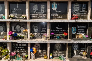 Kharkiv, Ukrayna, 8 Haziran 2025 Belediye Mezarlığı No. 2, Sovyetler Birliği 'nin geçmiş dönemlerinden en önemli olanıdır. Sergide çok sayıda organik heykel, taş yüzler ve duvar mezarları yer alıyor..