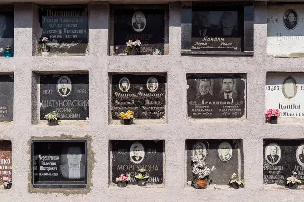 Kharkiv, Ukrayna, 8 Haziran 2025 Belediye Mezarlığı No. 2, Sovyetler Birliği 'nin geçmiş dönemlerinden en önemli olanıdır. Sergide çok sayıda organik heykel, taş yüzler ve duvar mezarları yer alıyor..