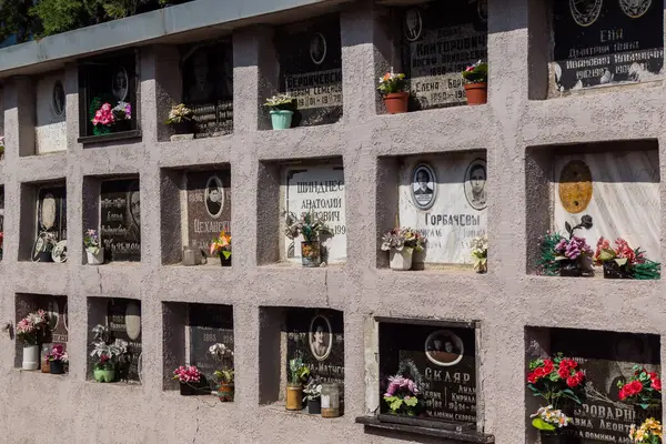 Kharkiv, Ukrayna, 8 Haziran 2025 Belediye Mezarlığı No. 2, Sovyetler Birliği 'nin geçmiş dönemlerinden en önemli olanıdır. Sergide çok sayıda organik heykel, taş yüzler ve duvar mezarları yer alıyor..