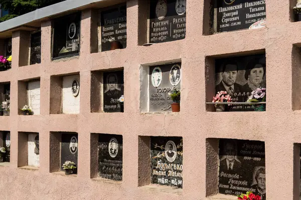 Kharkiv, Ukrayna, 8 Haziran 2025 Belediye Mezarlığı No. 2, Sovyetler Birliği 'nin geçmiş dönemlerinden en önemli olanıdır. Sergide çok sayıda organik heykel, taş yüzler ve duvar mezarları yer alıyor..