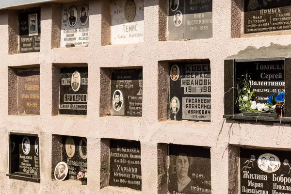 Kharkiv, Ukrayna, 8 Haziran 2025 Belediye Mezarlığı No. 2, Sovyetler Birliği 'nin geçmiş dönemlerinden en önemli olanıdır. Sergide çok sayıda organik heykel, taş yüzler ve duvar mezarları yer alıyor..