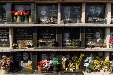 Kharkiv, Ukrayna, 8 Haziran 2025 Belediye Mezarlığı No. 2, Sovyetler Birliği 'nin geçmiş dönemlerinden en önemli olanıdır. Sergide çok sayıda organik heykel, taş yüzler ve duvar mezarları yer alıyor..