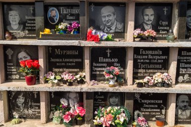 Kharkiv, Ukrayna, 8 Haziran 2025 Belediye Mezarlığı No. 2, Sovyetler Birliği 'nin geçmiş dönemlerinden en önemli olanıdır. Sergide çok sayıda organik heykel, taş yüzler ve duvar mezarları yer alıyor..