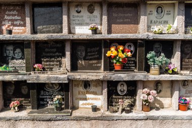 Kharkiv, Ukrayna, 8 Haziran 2025 Belediye Mezarlığı No. 2, Sovyetler Birliği 'nin geçmiş dönemlerinden en önemli olanıdır. Sergide çok sayıda organik heykel, taş yüzler ve duvar mezarları yer alıyor..